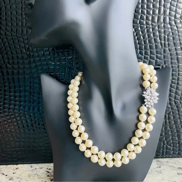Vintage Fantasia By DeSerio Double Strand Simulated Pearl Necklace With … - Picture 2 of 15